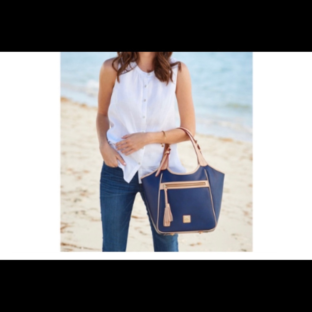 EUC- Dooney&Bourke Saffiano Leather Maddie Purse